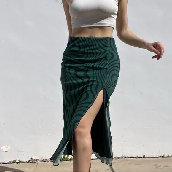 UO green mid length skirt, layered Size S black and green skirt - Picture 6 of 6